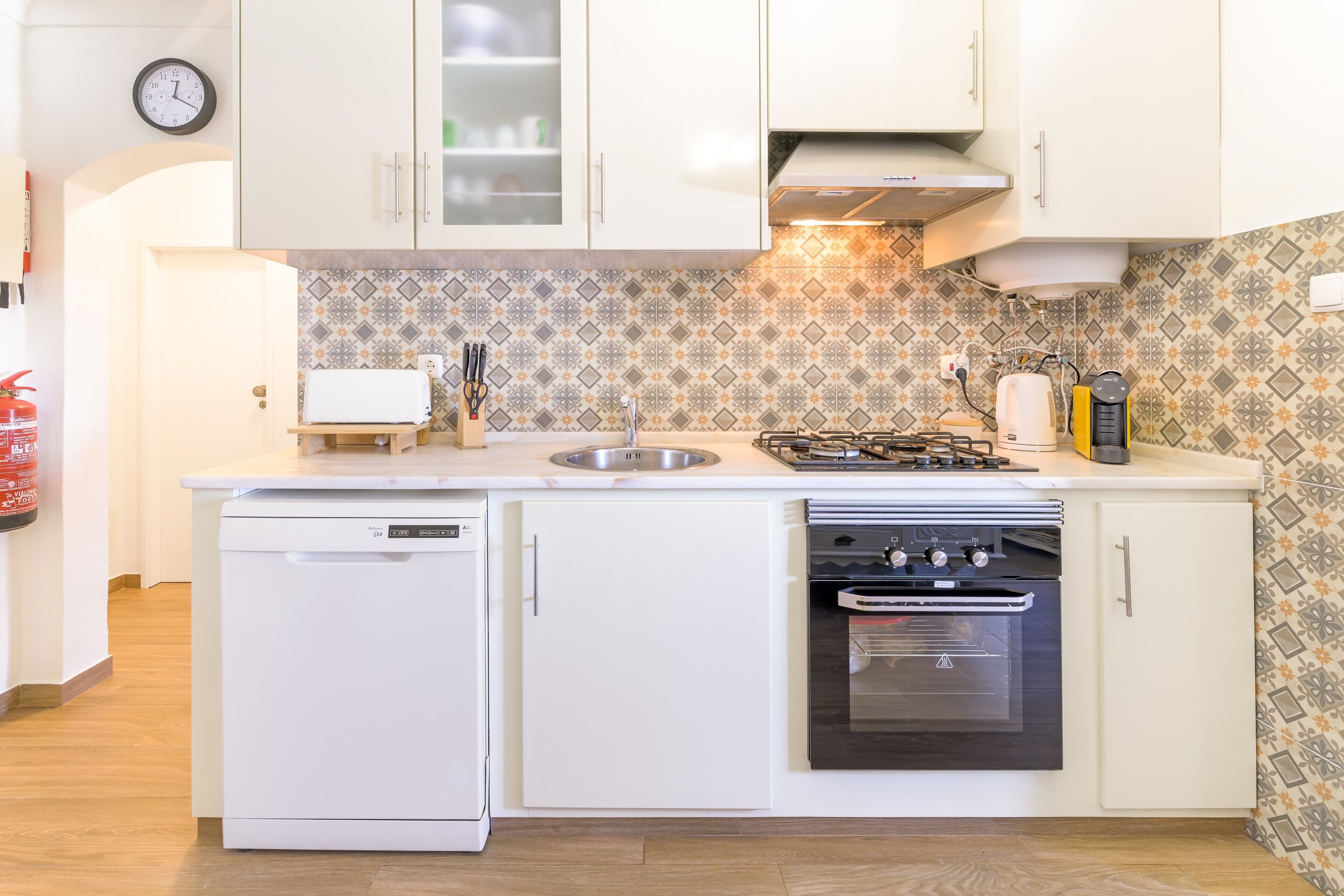 Frigorífico, microondas, horno y placa de cocina