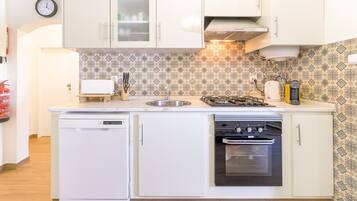 Frigorífico, microondas, horno y placa de cocina