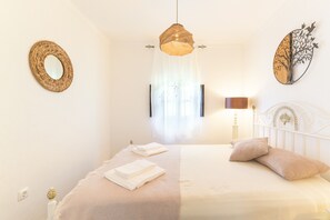2 bedrooms, iron/ironing board, WiFi, bed sheets