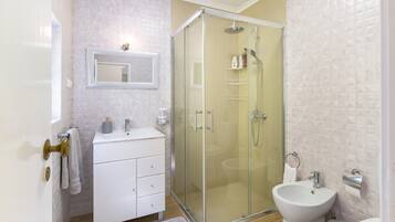 Een douche, handdoeken