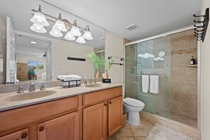Shower, hair dryer, towels, soap - Jupiter Bay Breeze- Coastal 2BR Condo Near Beach (Jupiter)