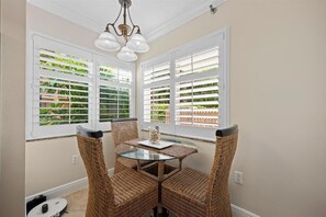 Dining - Jupiter Bay Breeze- Coastal 2BR Condo Near Beach (Jupiter)