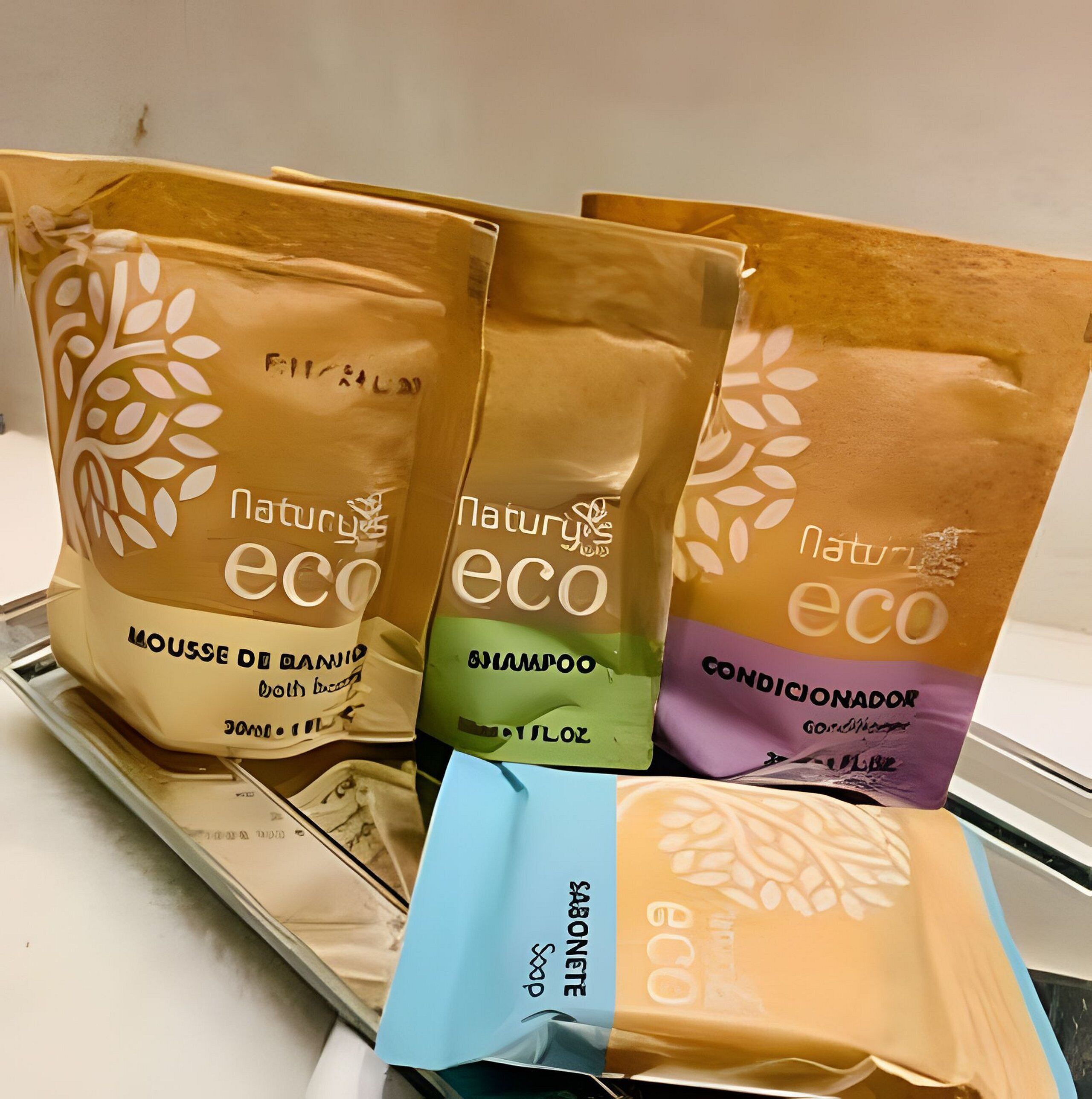 Drei Nature Eco Taschen auf einer Tablett.