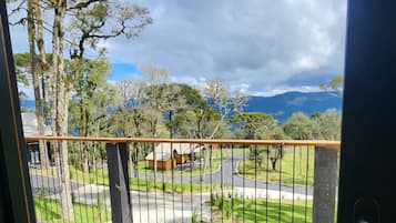 Hytte, delvis utsikt mot innsjø | Terrasse/patio