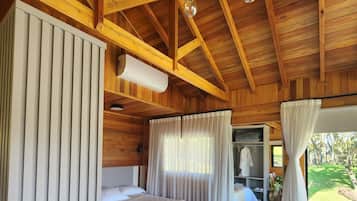 Cabana, vista parcial para o lago | Camas com colchões pillow-top, Wi-Fi de cortesia, roupa de cama