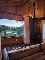 小屋, 花园景观 | 起居区 | 62-英寸纯平电视（配备数码频道）、Netflix、流媒体服务