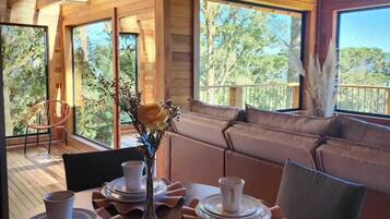 Cabane, vue jardin | Intérieur