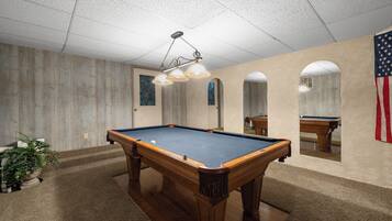 Luxury House, Garden View | Games room