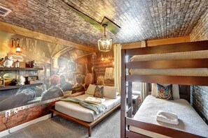 Room - Family townhouse w/ pool & water park access (Davenport)