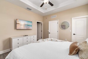 3 bedrooms, iron/ironing board, WiFi, bed sheets - Spacious home w/ pool & gym (Kissimmee)