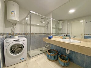 Shower, hair dryer, towels, soap - 🌴 NEW Tamarindo La Ola: Your Tropical Oasis among the Palms 🌴 (Corralejo)