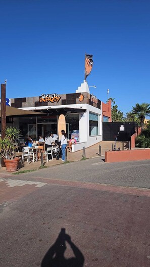 Outdoor dining - 🌴 NEW Tamarindo La Ola: Your Tropical Oasis among the Palms 🌴 (Corralejo)