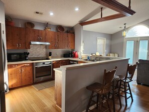 Private kitchen - Game Room+Dog Friendly+Pool Access+close to downtown (Helen)