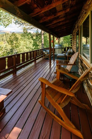 Terrace/patio - Mountain Haus - Cozy Pet Friendly Cabin with Views, Hot Tub & Fire Table (Divide)