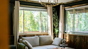 Un salon chaleureux avec un canapé, une table basse et un lustre.
