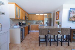 Fridge, microwave, oven, stovetop - Beachfront Penthouse with Private Terrace, Ocean & El Yunque Views – Casa Bacci (Río Grande)