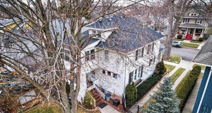 Wyandotte Gem - Sleeps 5 - Close to Water + Dining