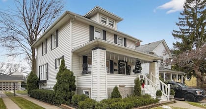 Wyandotte Gem - Sleeps 5 - Close to Water + Dining
