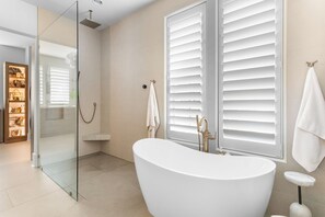 Shower, hair dryer, bidet, towels - Masters Week Reynolds Lake Oconee Luxury Lake Property in Richland Point Pool&HT (Greensboro)