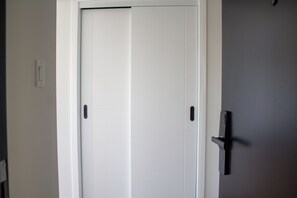 Una puerta blanca con manija y cerradura.