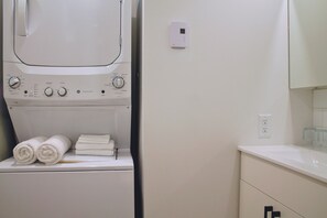 Combined shower/tub, hair dryer, towels, soap - Appart'hôtel Viveo - Par Aneyro (Québec)