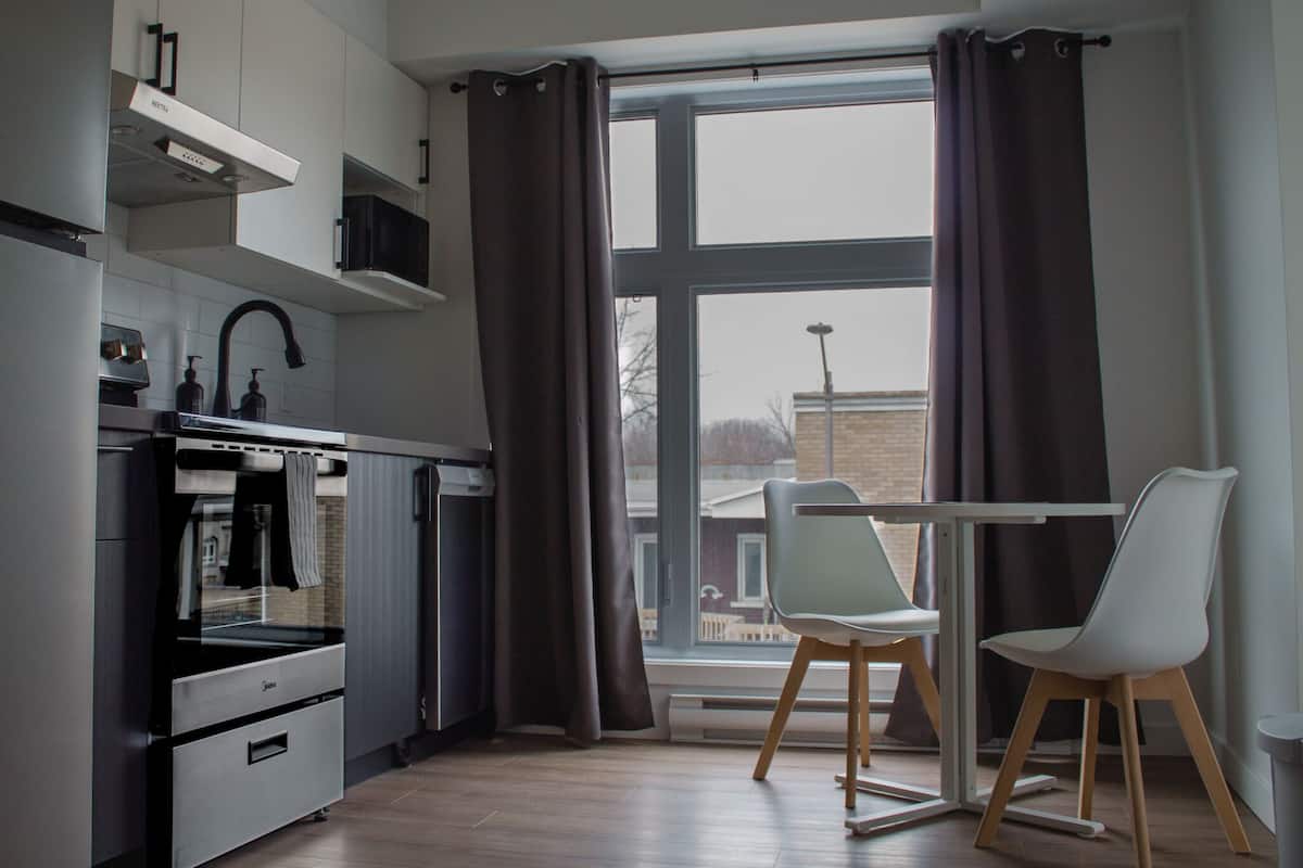 Fridge, microwave, oven, coffee/tea maker