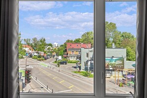 A street view with buildings, a crosswalk, and a clear sky. - Appart'hôtel Viveo - Par Aneyro (Québec)