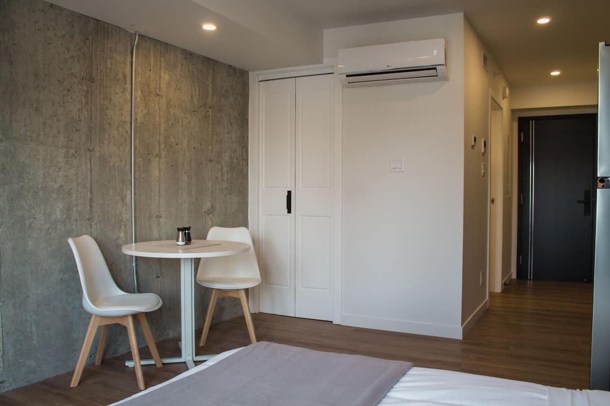 Cortinas blackout, insonorización, wifi gratis y ropa de cama