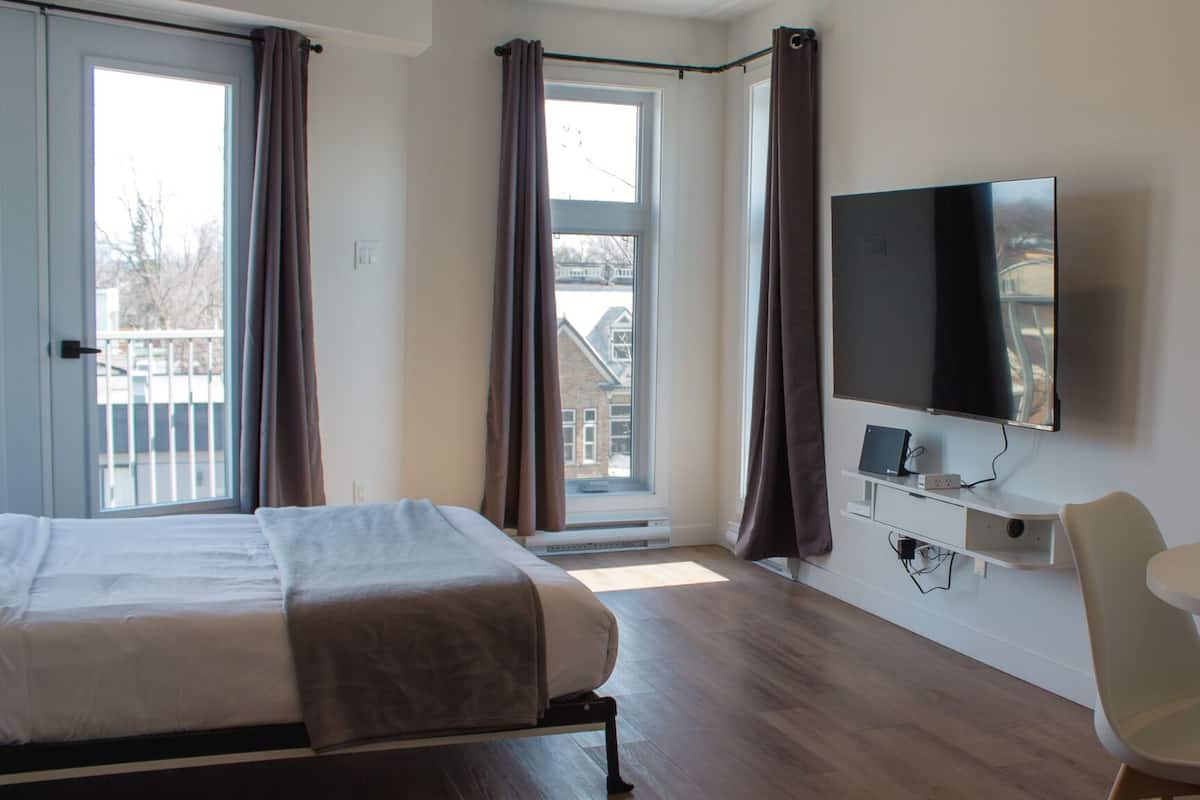 Cortinas blackout, insonorización, wifi gratis y ropa de cama