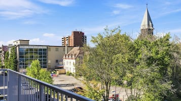 Vista de un pueblo con diversos edificios, incluyendo una iglesia con campanario y un edificio moderno con grandes ventanales.