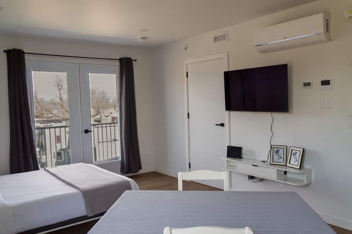 Cortinas blackout, insonorización, wifi gratis y ropa de cama