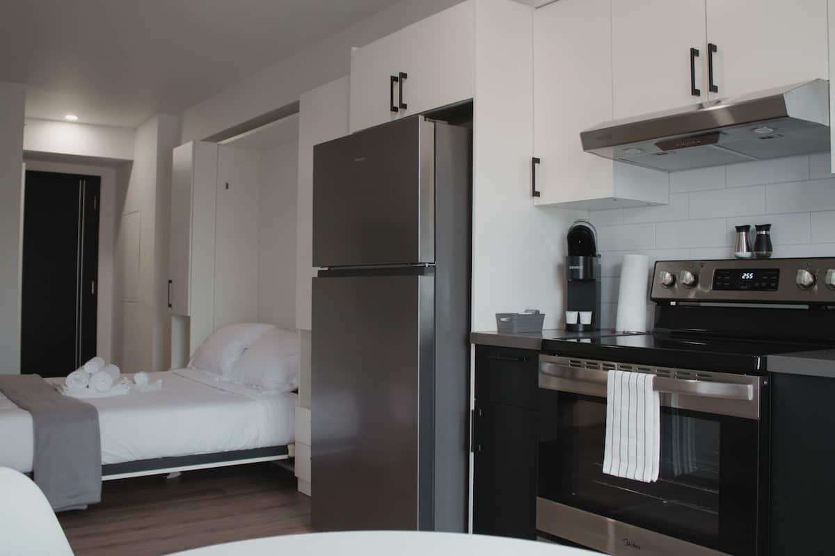 Fridge, microwave, oven, coffee/tea maker