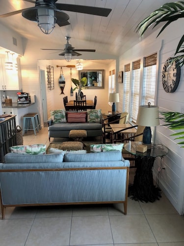 Enjoyable 4-bedroom house with AC in vibrant Corpus Christi