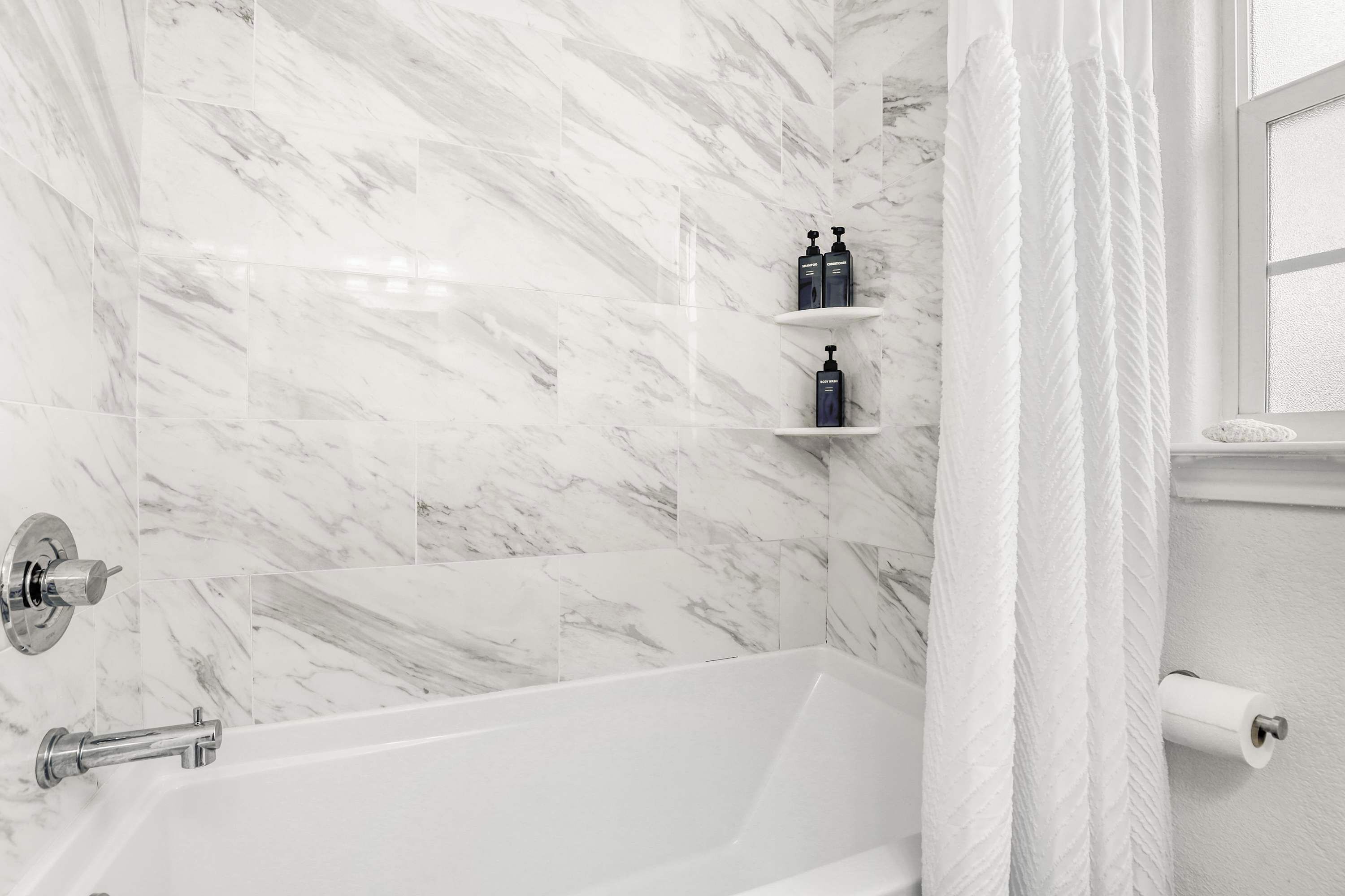Een douche, een haardroger, handdoeken, shampoo