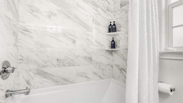 Een douche, een haardroger, handdoeken, shampoo