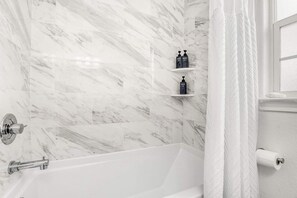 Dusche, Haartrockner, Handtücher, Shampoo
