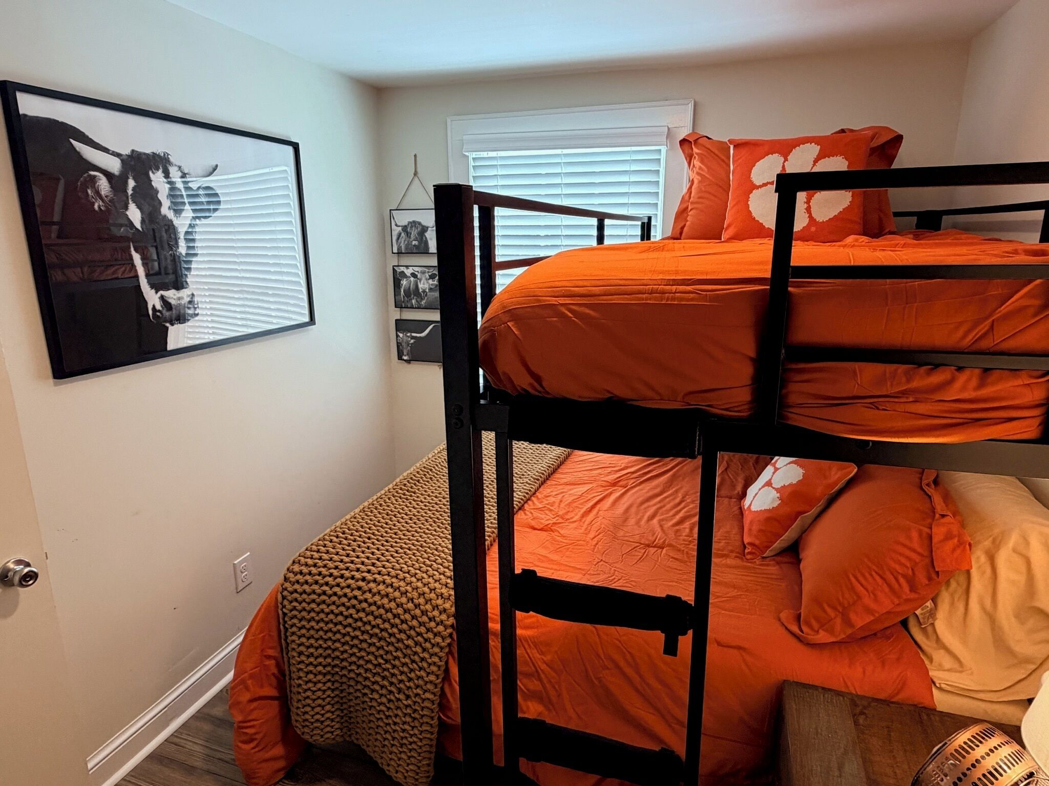 5 bedrooms, iron/ironing board, WiFi, bed sheets