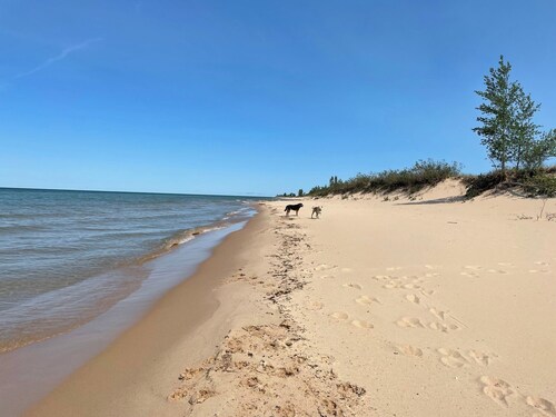 Lakeshore Cabana 2-bedroom cottage with AC in charming Ludington