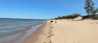 Lakeshore Cabana 2-bedroom cottage with AC in charming Ludington