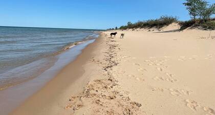 Lakeshore Cabana 2-bedroom cottage with AC in charming Ludington