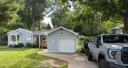 Lakeshore Cabana 2-bedroom cottage with AC in charming Ludington