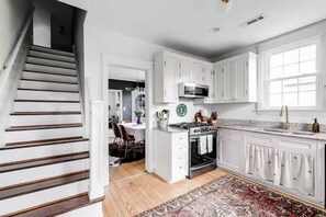 Private kitchen - Relaxing & Quiet Retreat Fully Fenced Backyard (Richmond)