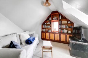 Living area - Relaxing & Quiet Retreat Fully Fenced Backyard (Richmond)
