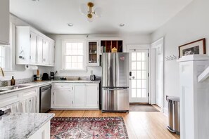 Private kitchen - Relaxing & Quiet Retreat Fully Fenced Backyard (Richmond)