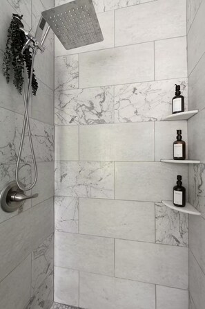 Hair dryer, towels, soap, toilet paper - Updated Historic Home Walk to Carytown & VMFA (Richmond)