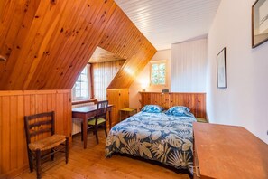 4 makuuhuonetta, työpöytä, vuodevaatteet