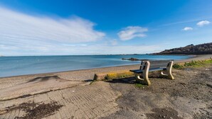 A bench by a beach with a clear sky. - Family home with sea view: garden & beach nearby (Ploubazlanec)