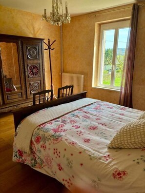 5 chambres, bureau, accès à Internet, literie fournie