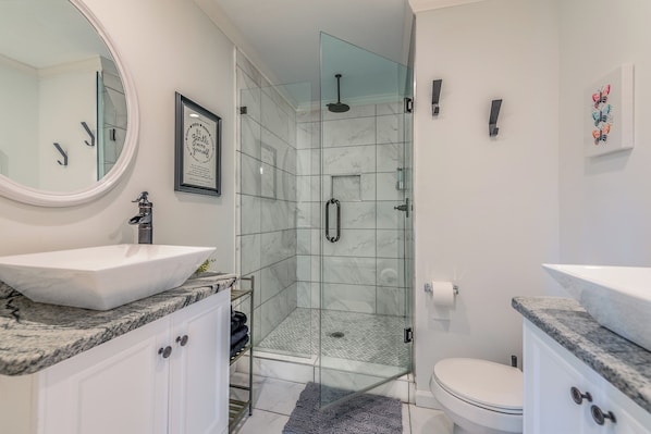 Shower, hair dryer, towels, soap - Cozy, Life Size Games, Coffee Station, Rain Shower, Close to Downtown! (Raleigh)