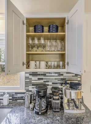 Microwave, oven, stovetop, dishwasher - Cozy, Life Size Games, Coffee Station, Rain Shower, Close to Downtown! (Raleigh)